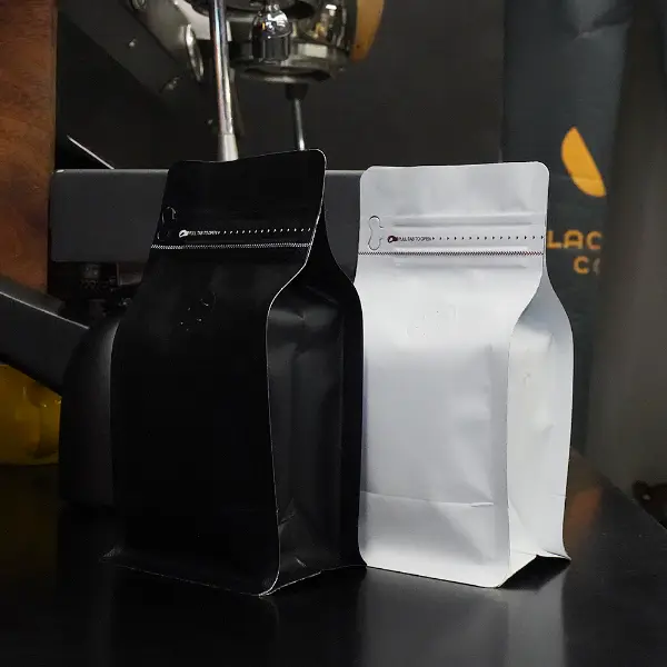 Schwarz-weiße 150g-Kaffeebeutel mit Originalfassung und wiederverschließbarem Reißverschluss