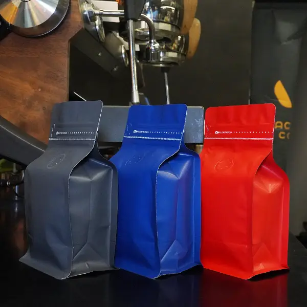 150G führt Kaffeebeutel in blauen, roten und grauen Farbvarianten auf Lager