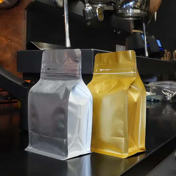 150G-Lager-Kaffeebeutel mit flachem Boden-Design, die im Café-Setting präsentiert werden