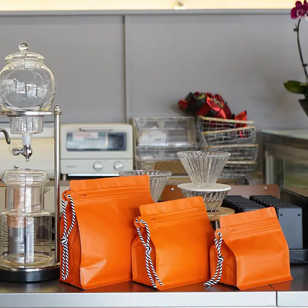 150G führt Kaffeebeutel mit Lanyard in den Farben Gelb, Grün und Blau