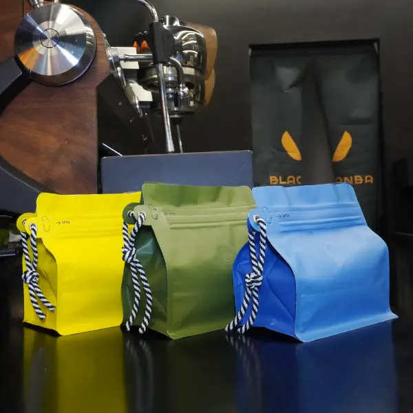150G hat Kaffeetüschen mit orangefarbener Schlüsselband, die auf der Theke ausgestellt sind