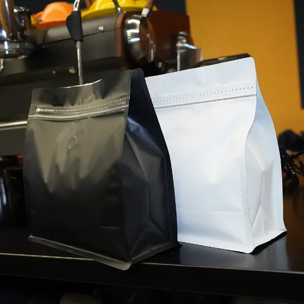 Schwarz-weiße 1kg horizontale Lagerbeutel mit flacher Bodenstruktur