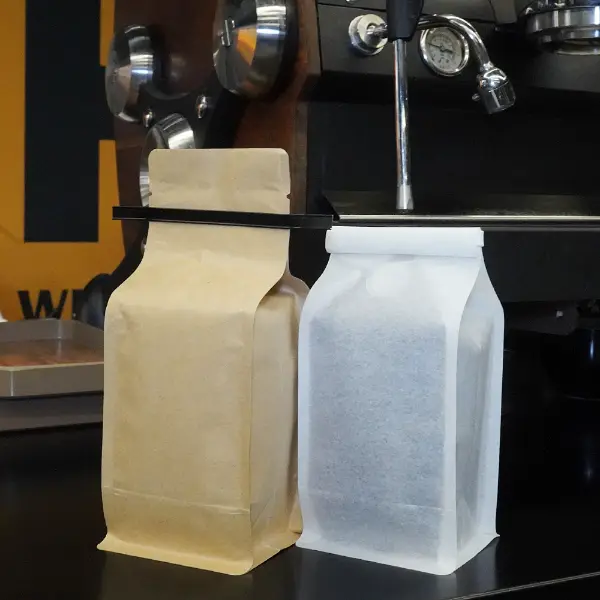 250G-Lagerbeutel mit Blechkrawatte werden in einem professionellen Café-Umfeld präsentiert