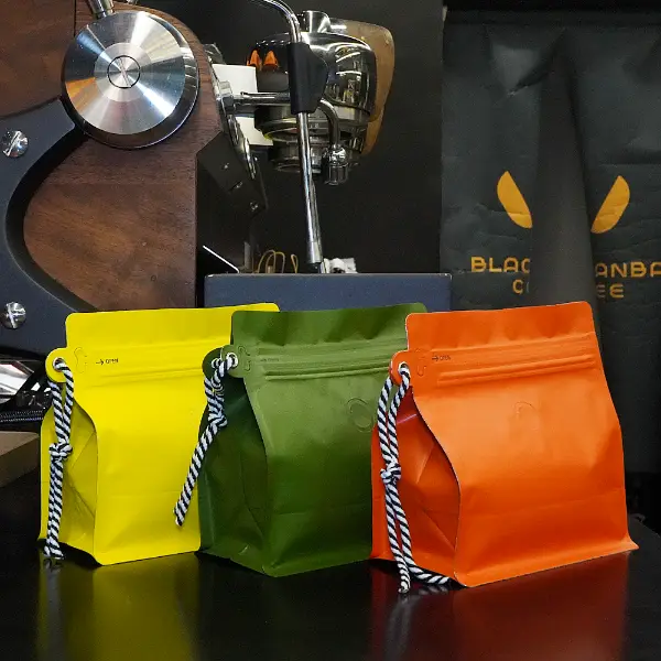 250G führt Kaffeebeutel mit Sicherung in blauen und weißen Farben auf Lager