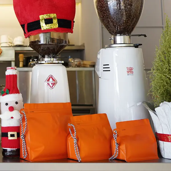 250G führt Kaffeebeutel mit Lanyard in Gelb-, Grün- und Orangefarben auf Lager
