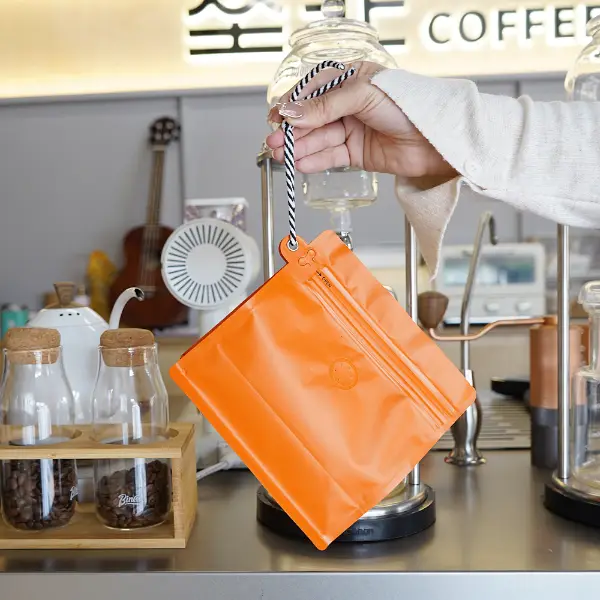 Handhaltende 250-g-Kaffeebeutel mit Schlanyard im Café