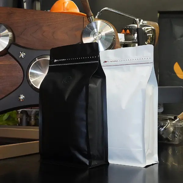 500G hat Kaffeebeutel aus Kraftpapier und Kunststoff vorrätig, Frontansicht für Kaffeeverpackungen