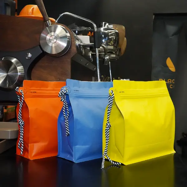500G führt Kaffeebeutel mit Lanyard in orange, blauen und gelben Farben auf Lager