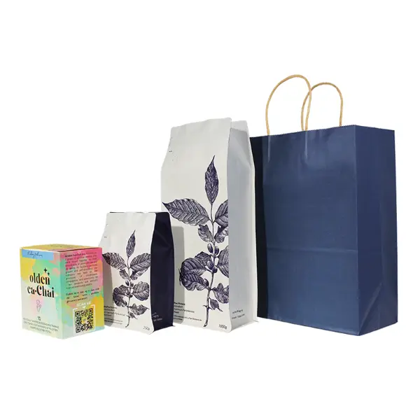 Lagert eine große Geschenktüte aus Kraftpapier mit verdrehtem Griff, die für Kaffeetüten und Geschenkverpackungen verwendet wird