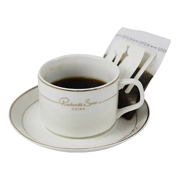 Heißes Wasser durch den Filterkaffeefilter gießen während des Brühens