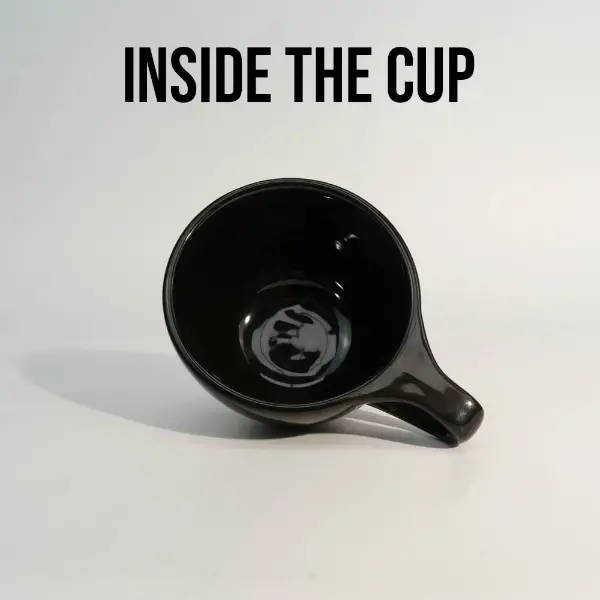 Innenansicht einer runden, flachrandigen Keramik-Kaffeetasse
