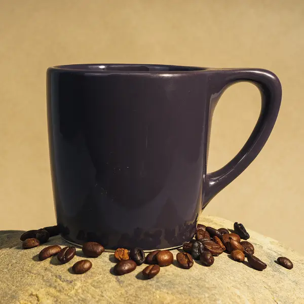 Eine maßgefertigte schwarze, glänzende Keramik-Kaffeetasse in voller Sicht mit glattem Finish