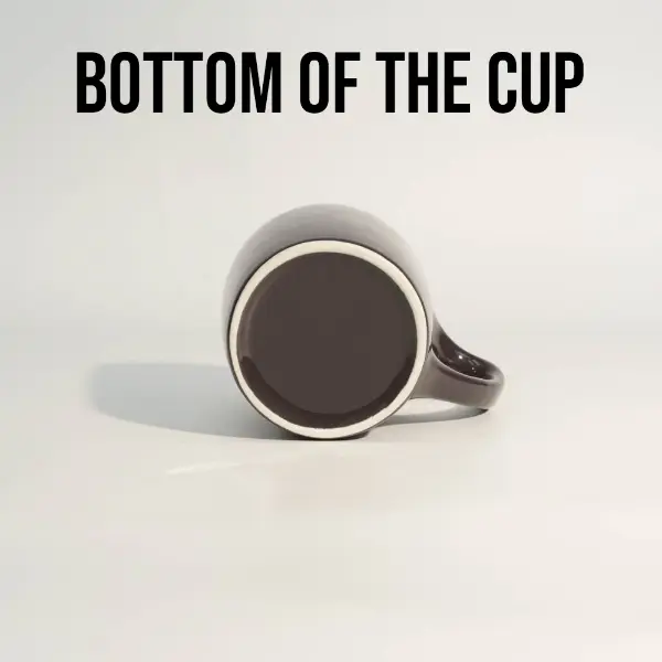 Untenansicht der maßgefertigten schwarzen, glänzenden Keramik-Kaffeetasse-Basis