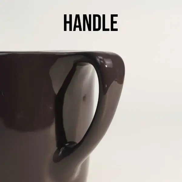 Glattes Griffdetail der schwarzen, glänzenden Keramik-Kaffeetasse