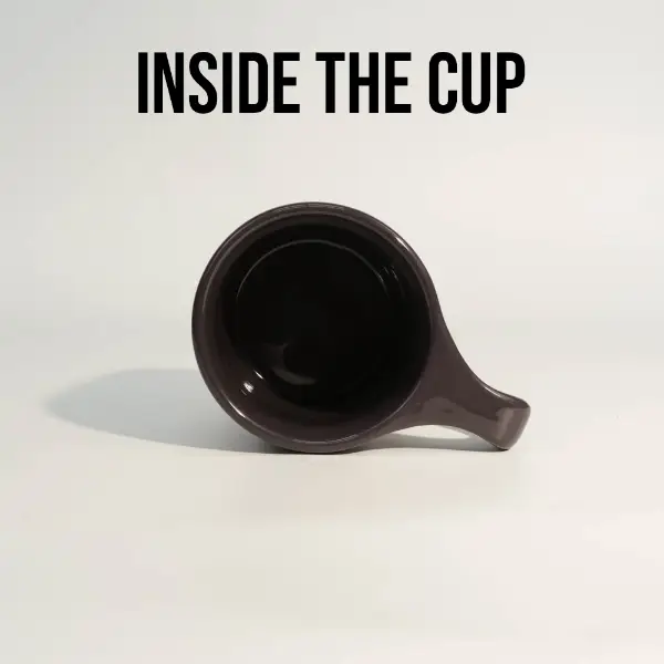 Innenansicht einer schwarzen, glänzenden Keramik-Kaffeetasse, die glatte Innenglasur zeigt