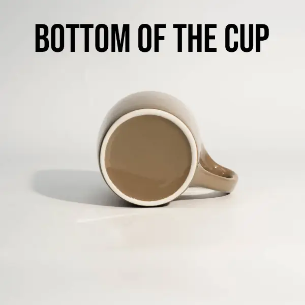 Ansicht von unten auf die maßgefertigte braune Keramiktasse mit flachem Mund