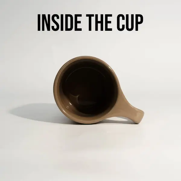 Innenansicht einer maßgefertigten braunen Keramik-Kaffeetasse mit flachem Mund
