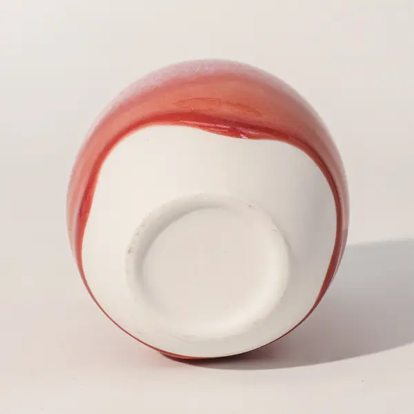 Glattes Interieur und abgerundeter Rand einer maßgefertigten Keramikkaffeetasse