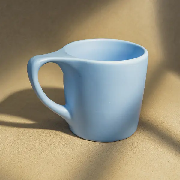 Individuell entworfene, flachgerahmte Keramikkaffeetasse mit glatter Glasur und ergonomischem Griff
