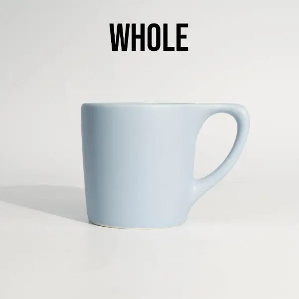 Seitenansicht der flachgerahmten Keramik-Kaffeetasse, die eine saubere Form und ausgewogene Proportionen zeigt