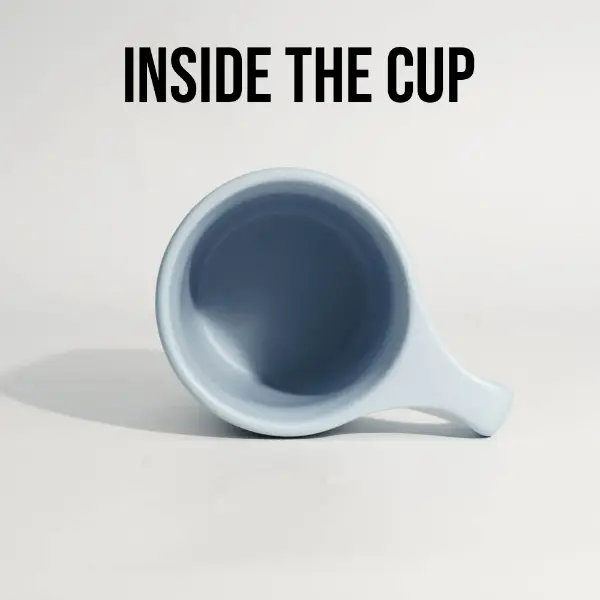 Innenansicht einer flachrandigen Keramikkaffeetasse mit glatter Innenglasur