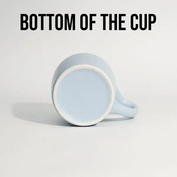 Unten zeigt die Keramik-Kaffeetasse einen stabilen, flachen Boden und eine saubere Oberfläche