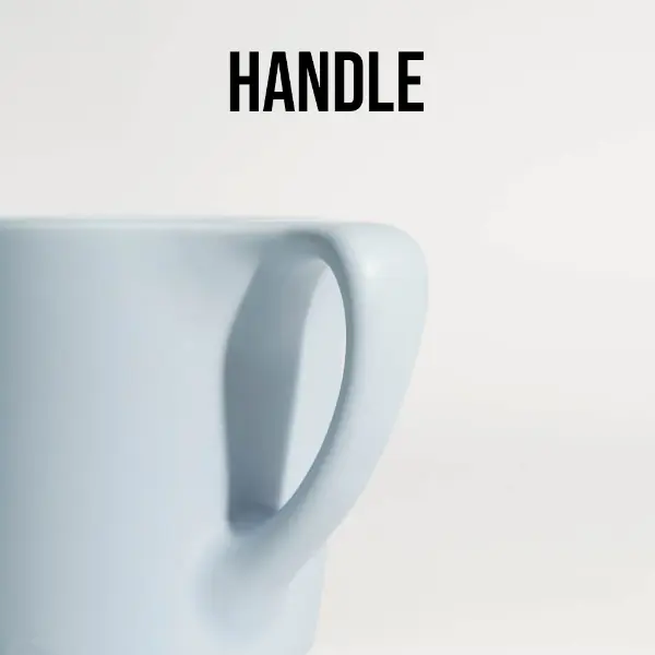 Nahaufnahme des ergonomischen Griffs einer flachrandigen Keramikkaffeetasse für bequemen Griff