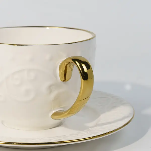 Goldene Griff-Detail einer individuell geprägten Keramiktasse