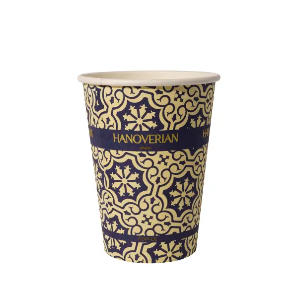 Eine einzelne geprägte Kaffeetasse mit detailliertem Druck und Struktur