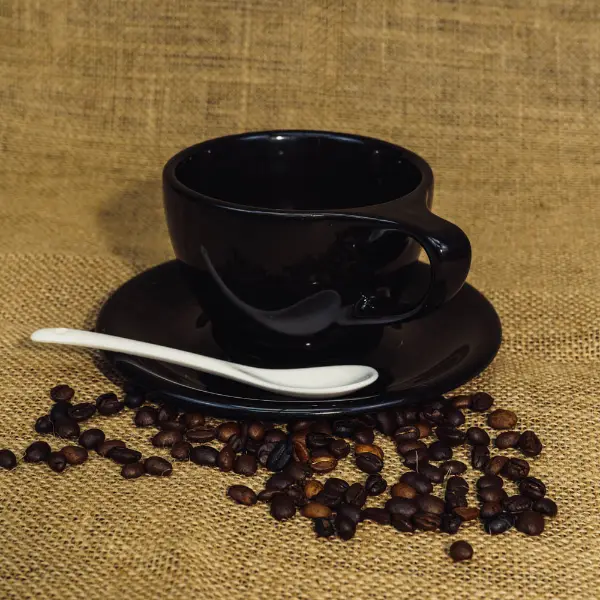 Maßgefertigte runde, flachrahmige Keramik-Kaffeetasse mit Henkel, Frontansicht