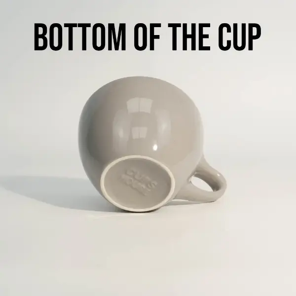 Boden einer maßgefertigten, runden grauen, flachgerahmten Keramik-Kaffeetasse