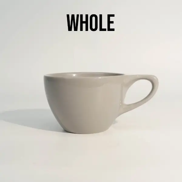 Frontansicht einer maßgefertigten, runden grauen, flachrahmigen Keramikkaffeetasse
