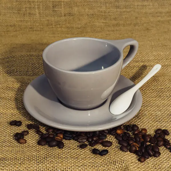 Maßgefertigte, runde graue Keramik-Kaffeetasse mit flachem Rand und glatter Glasur