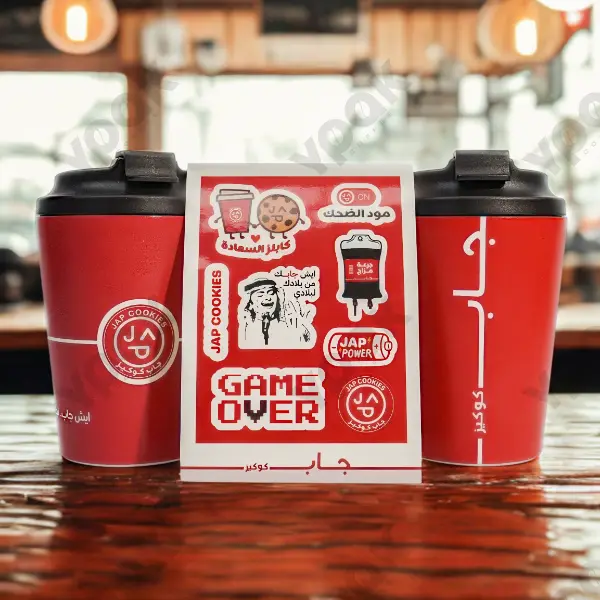 Individueller Vakuumbecher mit Logo für Kaffeemarken, Gesamtpräsentation auf dem Café-Tisch