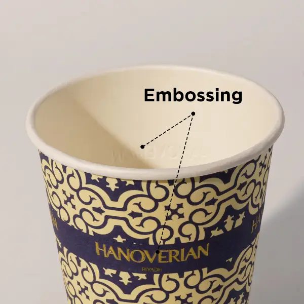 Prägungsdetails der Textur auf einer individuellen Papierkaffeetasse