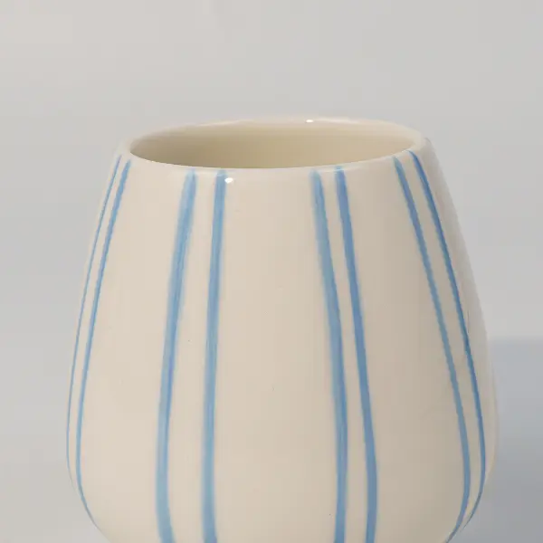 Design und Bedruckung von Keramikbecher mit blau handgemalten Liniendekoration