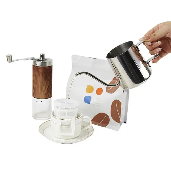 Aufgebrühter Filterkaffee neben einer gebrandeten Filterkaffee-Pappbox