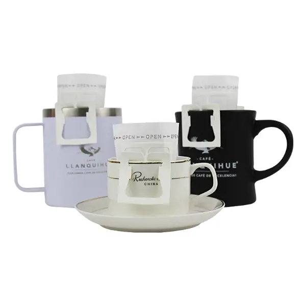 Filterkaffee-Papierfilter, die an verschiedenen Tassen befestigt sind