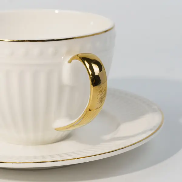 Geprägte, gerippte Textur auf maßgefertigter keramischer Kaffeetasse
