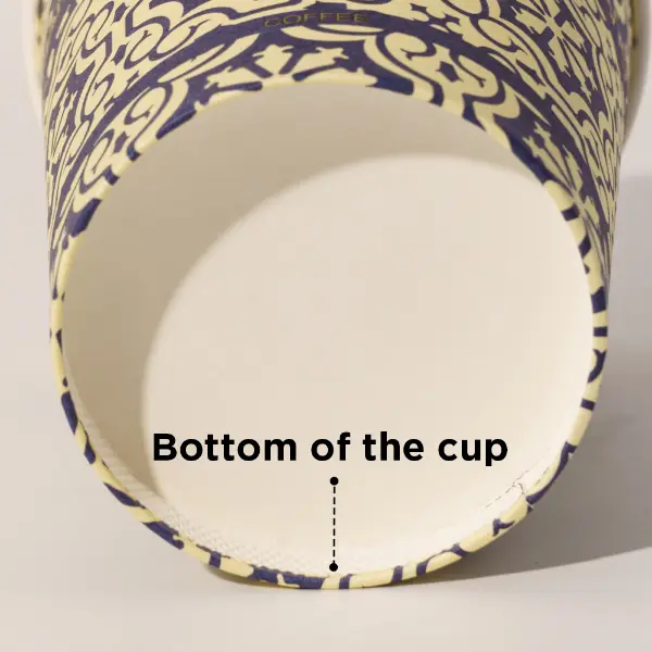 Untenansicht der prägenden Kaffeetasse mit verstärktem Boden