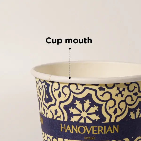 Nahaufnahme des prägenden Papier-Kaffeetassen-Munddesigns