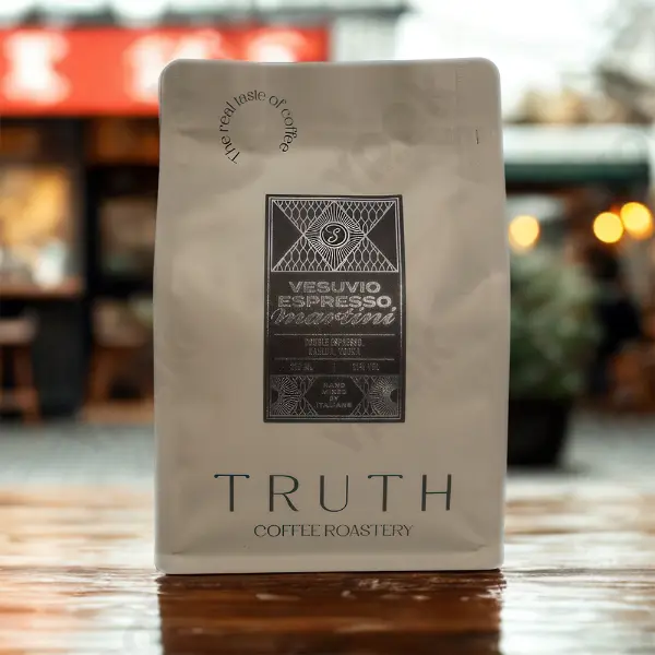 Freiliegender Aluminiumaufkleber auf der Kaffeeverpackung aufgetragen – Frontansicht