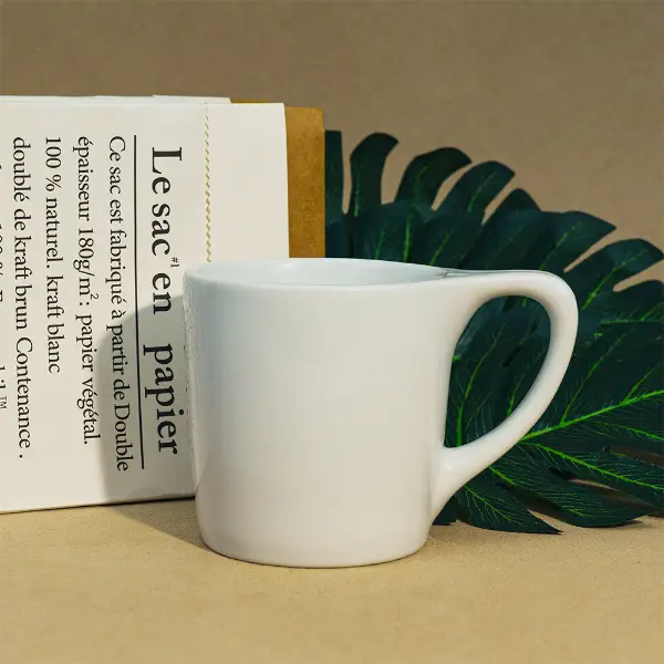 Flachmundige keramische Kaffeetasse mit glattem Rand und minimalistischem weißem Design