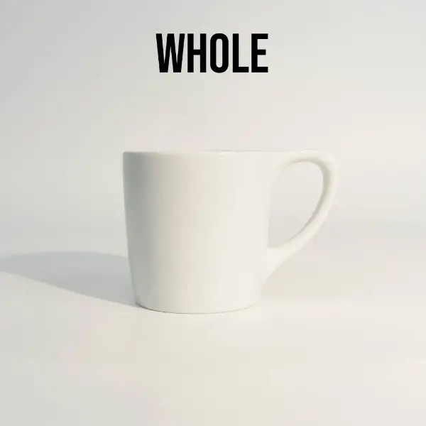 Innenansicht einer flachmundigen Keramik-Kaffeetasse, die glatt glasiertes Innere zeigt
