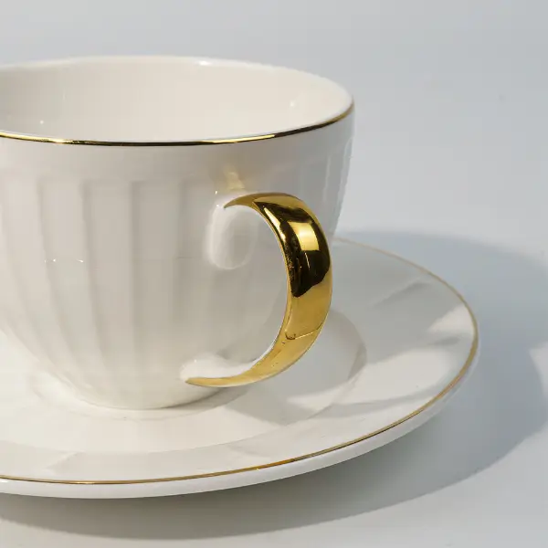 Goldgestrichener Griff auf geprägter Keramik-Kaffeetasse