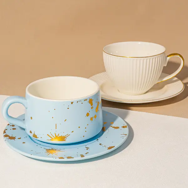 Keramische Kaffeetasse aus Goldblatt mit passender Untertasse, handgemachte glasierte Oberfläche