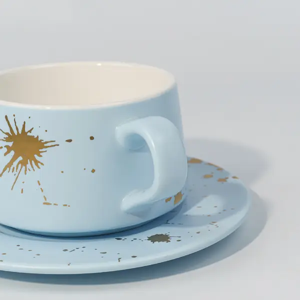 Keramik-Kaffeetassengriff-Detail mit Blattgold-Spritzer-Dekoration