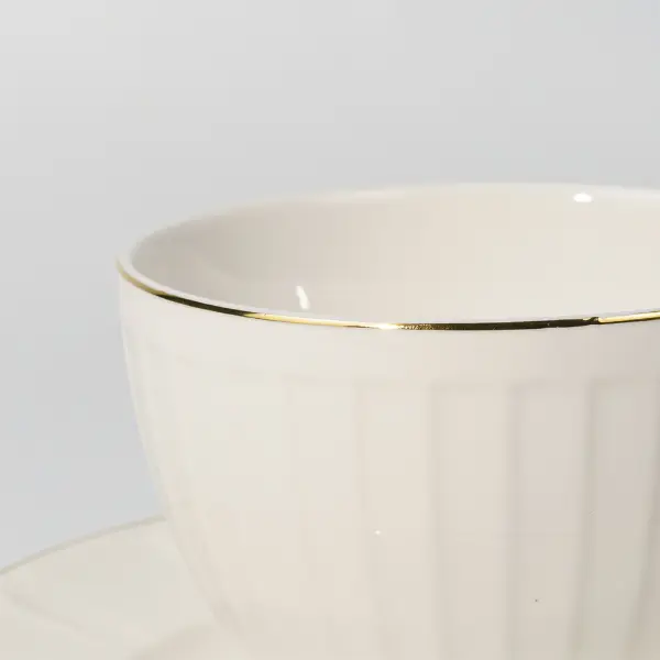 Goldlackiertes Randdetail auf maßgefertigter Keramik-Kaffeetasse