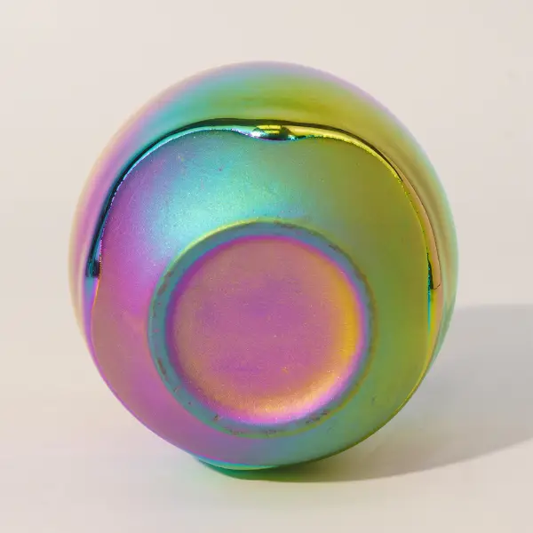 Holografisches Glasurdetail auf individuell geformter Keramik-Kaffeetassenbasis