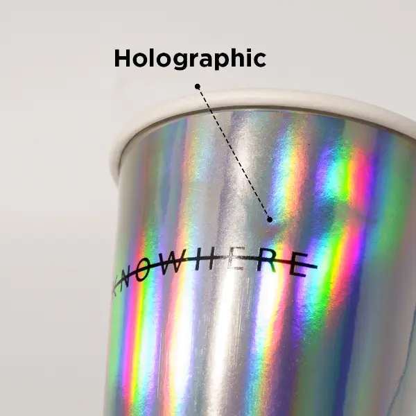 Nahaufnahme des Bechermunds eines holografischen Pappbechers mit gerolltem Rand